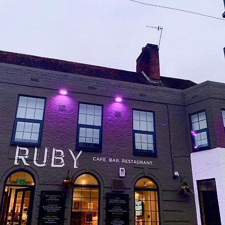 Oyo Ruby Pub & Hotel Brighton Exteriör bild