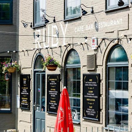 Oyo Ruby Pub & Hotel Brighton Exteriör bild